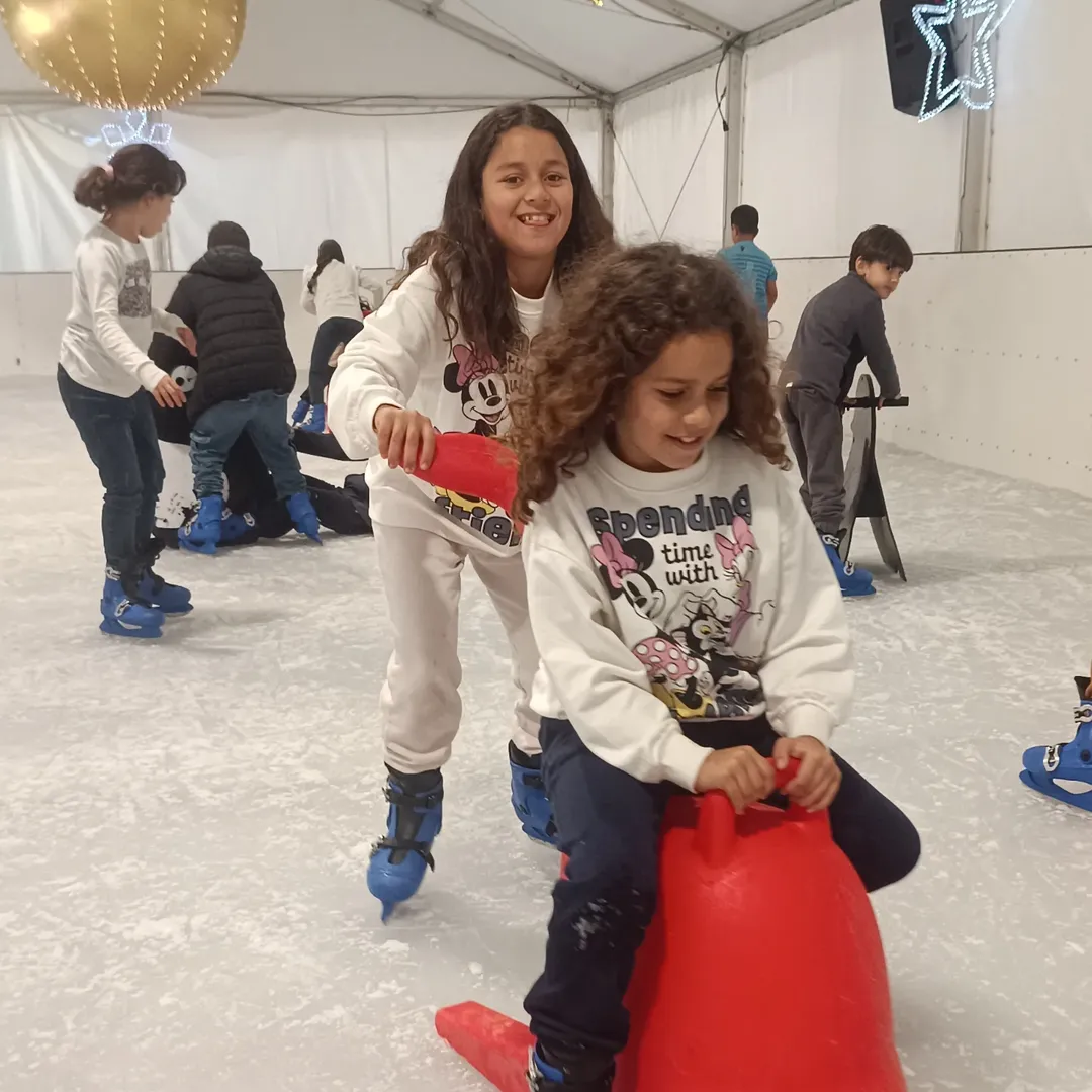 ¡De vuelta a la pista de patinaje con nuestros pequeños campeones de la asociación! 🛼❄️La emoc (1)