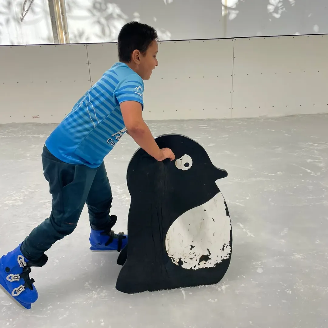 ¡De vuelta a la pista de patinaje con nuestros pequeños campeones de la asociación! 🛼❄️La emoc (2)