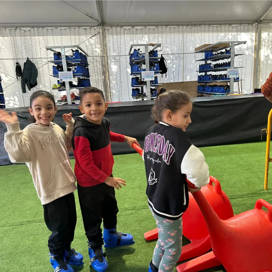 ¡De vuelta a la pista de patinaje con nuestros pequeños campeones de la asociación! 🛼❄️La emoc