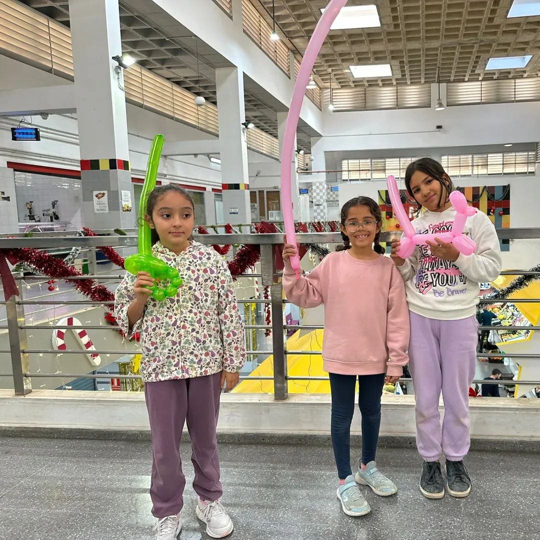 ✨ ¡Hoy disfrutamos del segundo día del increíble taller de juegos populares en el Mercado Centr